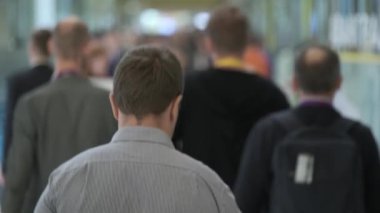 İçerde yürüyen, dağılmış bir sürü insan.,