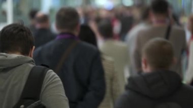 İçerde yürüyen, dağılmış bir sürü insan.,