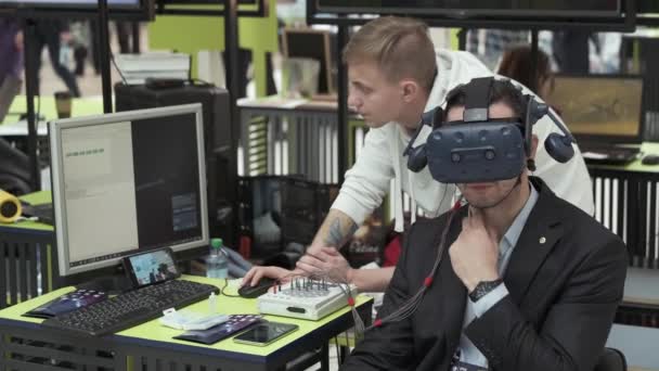 Návštěvník výstavy testuje přilbu virtuální reality pro počítačovou hru — Stock video