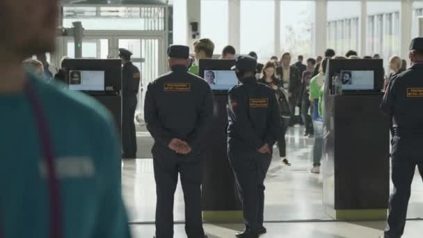 Control de seguridad de los participantes de la conferencia, los visitantes escanean sus insignias — Vídeos de Stock