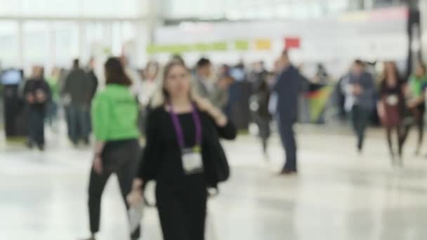 Crowd of people walking indoors, defocused — ストック動画