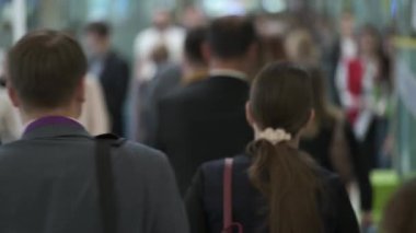 İçerde yürüyen, dağılmış bir sürü insan.,