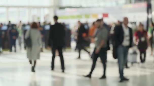 Foule de personnes marchant à l'intérieur, déconcentrées — Video