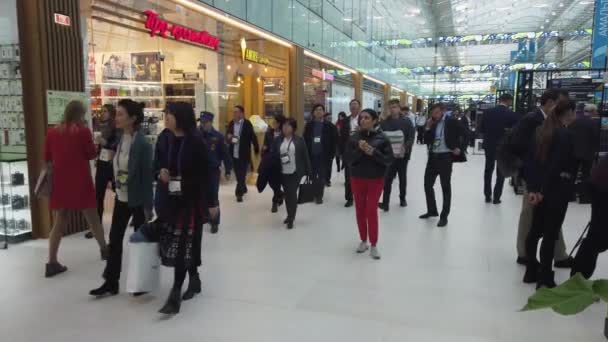 Los visitantes del foro empresarial se desplazan por el espacio expositivo — Vídeos de Stock