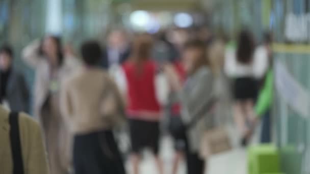 Foule de personnes marchant à l'intérieur, déconcentrées , — Video