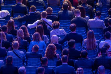 İş konferansına katılanlar oturup dinlesin.