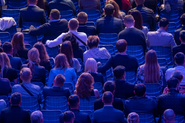 İş konferansına katılanlar oturup dinlesin.