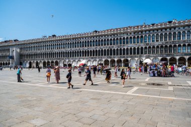 Venedik'in en ünlü meydanı San Marco'da turistler gezi