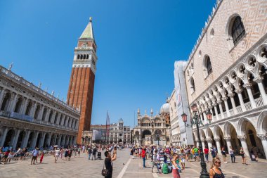 Venedik'in en ünlü meydanı San Marco'da turistler gezi