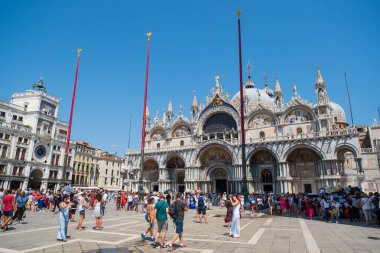 Venedik'in en ünlü meydanı San Marco'da turistler gezi