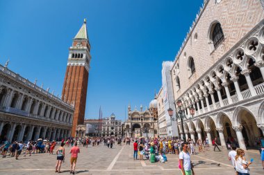 Venedik'in en ünlü meydanı San Marco'da turistler gezi