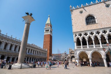 Venedik'in en ünlü meydanı San Marco'da turistler gezi