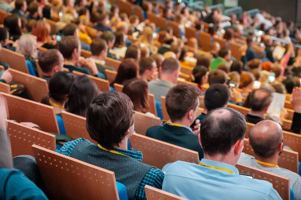 I partecipanti alla conferenza di lavoro si siedono e ascoltano — Foto Stock