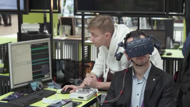 Vizitatorul expoziției testează casca de realitate virtuală pentru jocul pe calculator — Videoclip de stoc