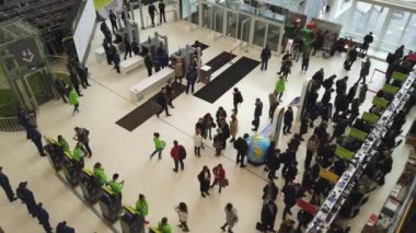 İş konferansı ziyaretçileri resepsiyona kaydoluyor.