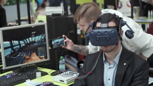 Sergi ziyaretçisi sanal gerçeklik miğferini bilgisayar oyunu için test ediyor — Stok video