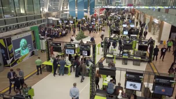 Visitors to the business forum move around the exhibition space — Stock Video