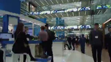 Yenilik Forumu sırasında Hiperlapse teknoloji parkında yürüyor