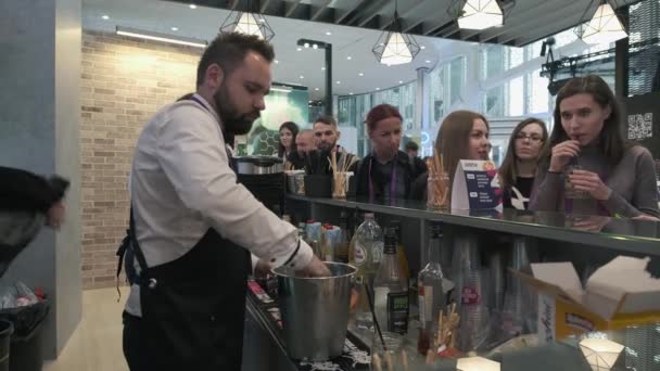 Bartender is preparing drinks for visitors — 비디오