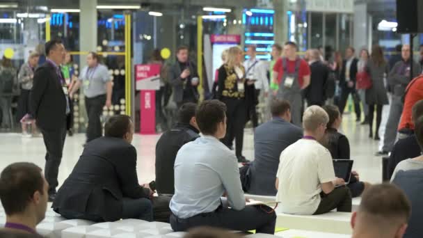 Business forum visitors communicate in between sessions — Stock Video