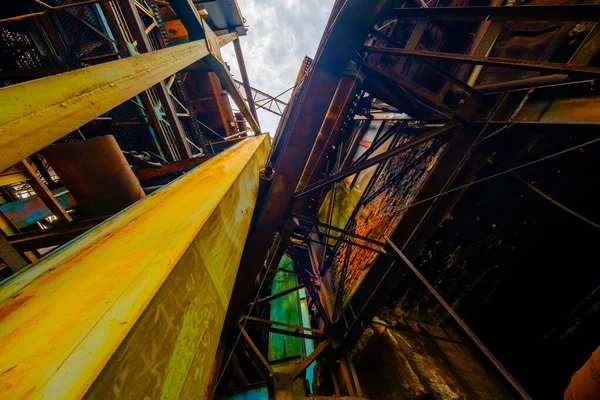 Exterior de una planta metalúrgica abandonada — Foto de Stock