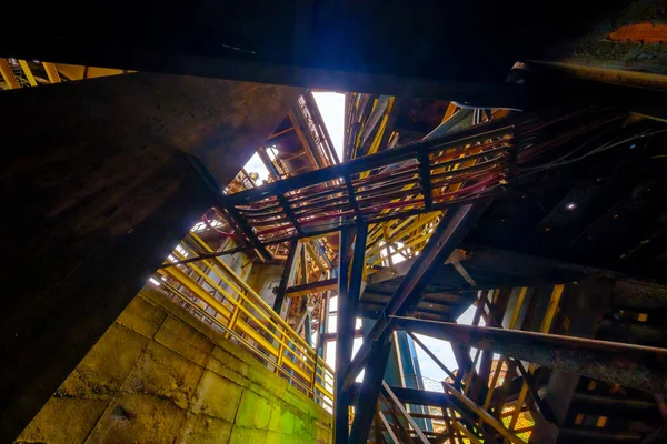 Utvändigt på ett övergivet metallverk — Stockfoto