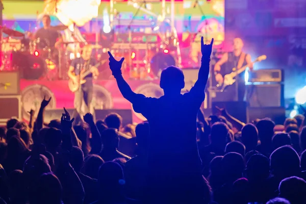 Fans bij live rockmuziekconcert juichen — Stockfoto