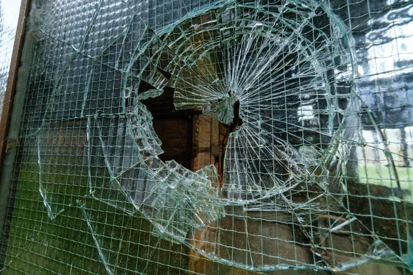 Разбитое стекло в окне склада — стоковое фото