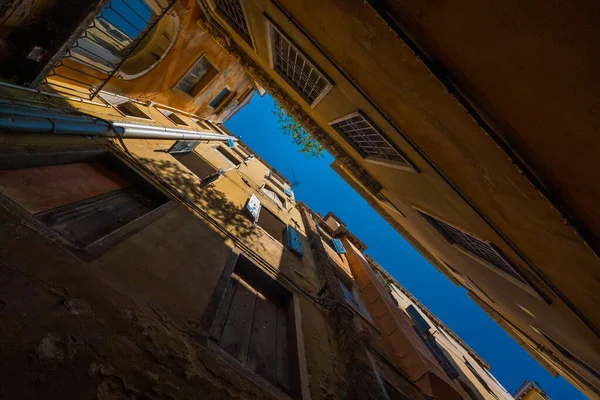 Vista in basso di strette facciate stradali a Venezia — Foto Stock