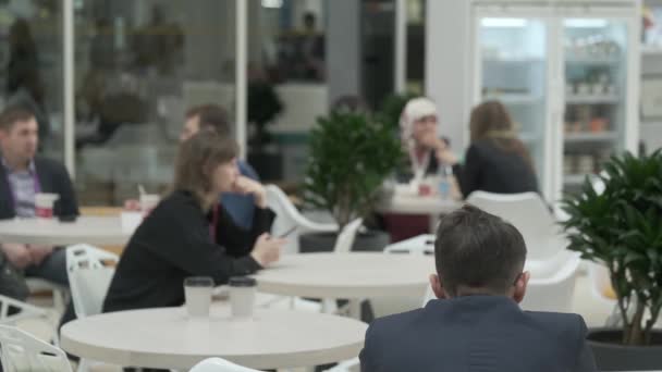 Empresarios almorzando en un café — Vídeo de stock