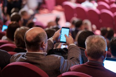 İş konferansına katılanlar oturup dinlesin.