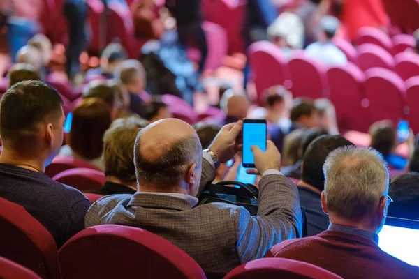 Konferenzteilnehmer sitzen und hören zu — Stockfoto