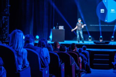 Seyirci atölyede öğretim görevlisini dinliyor