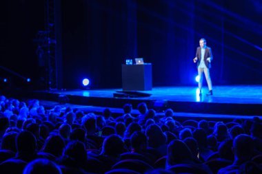 Seyirci atölyede öğretim görevlisini dinliyor