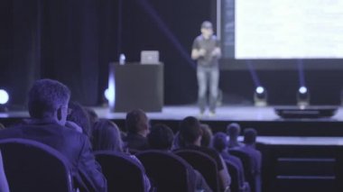Seyirci atölyede öğretim görevlisini dinliyor