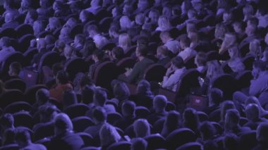 İş konferansına katılanlar oturup dinlesin.