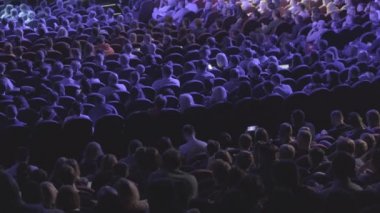 İş konferansına katılanlar oturup dinlesin.