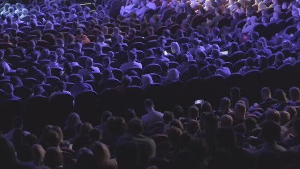 Los asistentes a la conferencia de negocios se sientan y escuchan — Vídeos de Stock