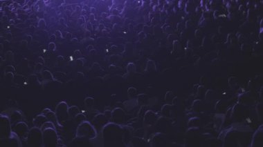 İş konferansına katılanlar oturup dinlesin.