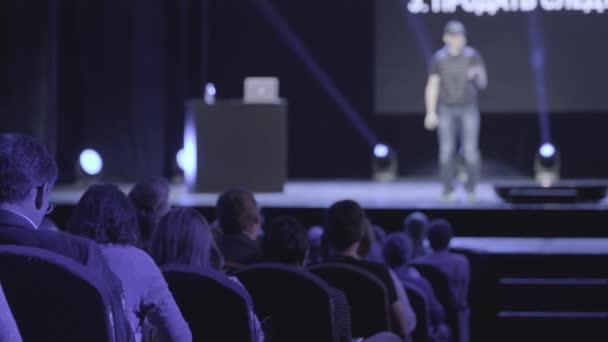 Audiencia escucha a conferenciante en taller — Vídeos de Stock