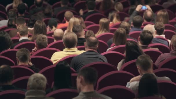 Participantes de conferências de negócios sentam e ouvem — Vídeo de Stock