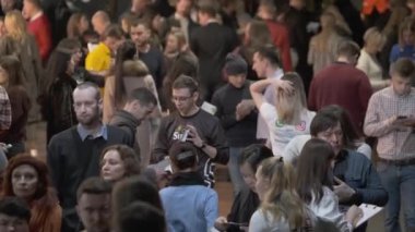 İş konferansı başlamadan önce ziyaretçiler salonda tebliğde bulundu