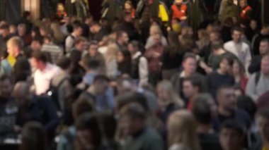 İş konferansı başlamadan önce ziyaretçiler salonda tebliğde bulundu