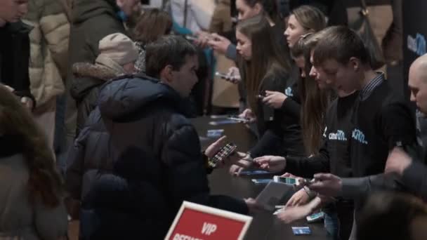 Os visitantes do fórum de negócios se registram na recepção — Vídeo de Stock