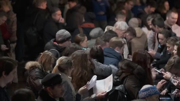 I visitatori del forum d'affari si registrano alla reception — Video Stock