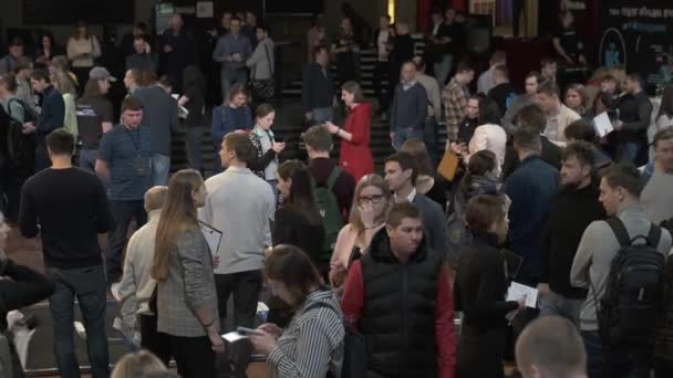 Los visitantes del foro de negocios se comunican en la sala antes de comenzar — Vídeo de stock