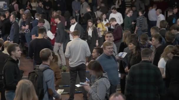 Besucher des Wirtschaftsforums treffen sich vor dem Start in der Halle — Stockvideo