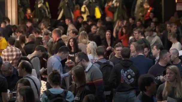 Los visitantes del foro de negocios se comunican en la sala antes de comenzar — Vídeos de Stock