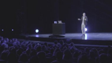 Seyirci atölyede öğretim görevlisini dinliyor