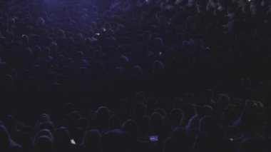 İş konferansına katılanlar oturup dinlesin.